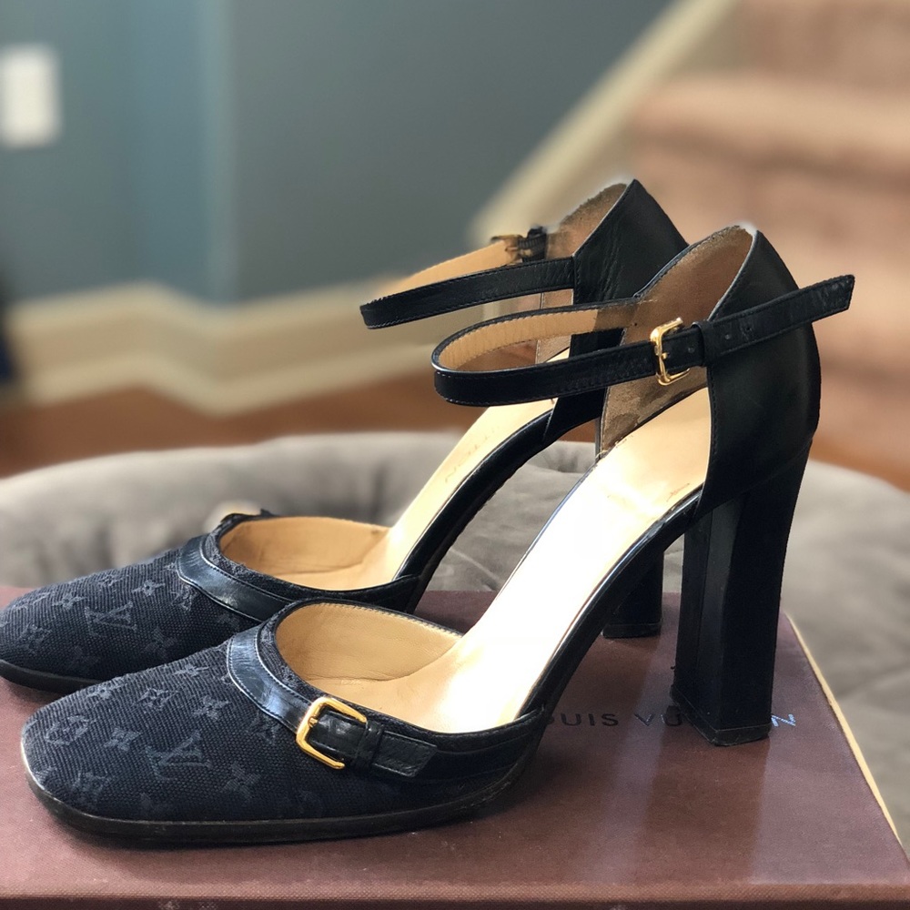 Authentic Louis Vuitton Navy Blue heeled Shoe 38.0